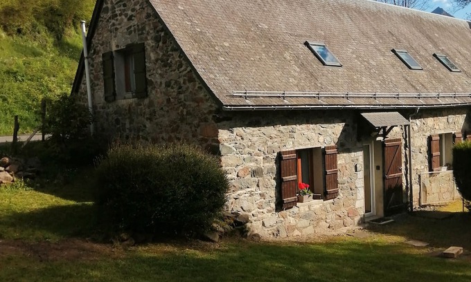 Artalens-Souin House | Gîte in Foraine Barn – Stream with Mountain View, Private Terrace and Wi-Fi