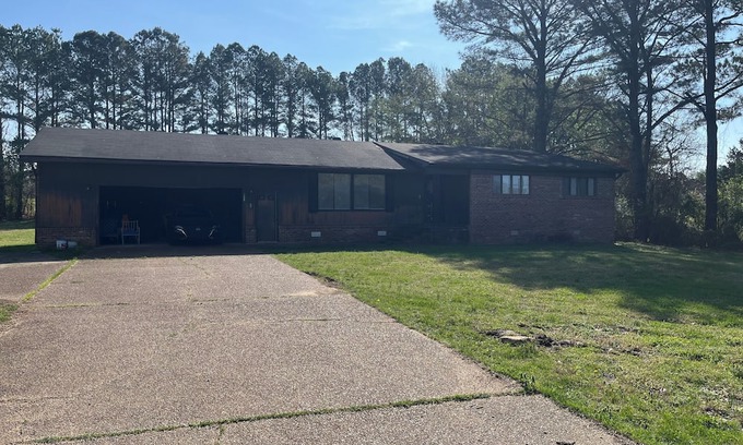 Sharon House | 3-bedroom Edwards Cozy House with AC. 8 minutes away from University Tn-Martin