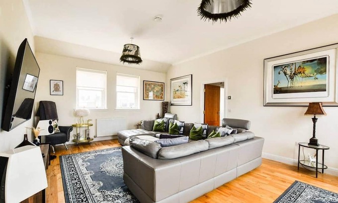 Kirkcaldy Apartment | Luxury Seaview Gated Penthouse- Near Edinburgh.