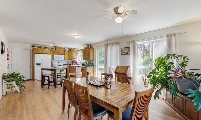 Chiloquin House | Cozy home with lake & mountain views, full kitchen, A/C, fireplace & WIFI