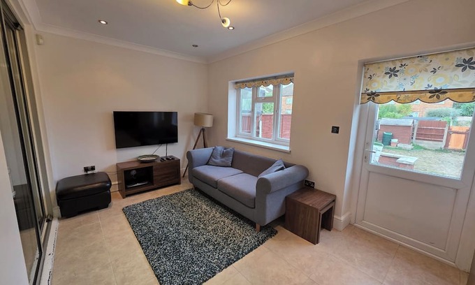 Barkingside Apartment | Bright 3BD Family Home with Garden, Barkingside