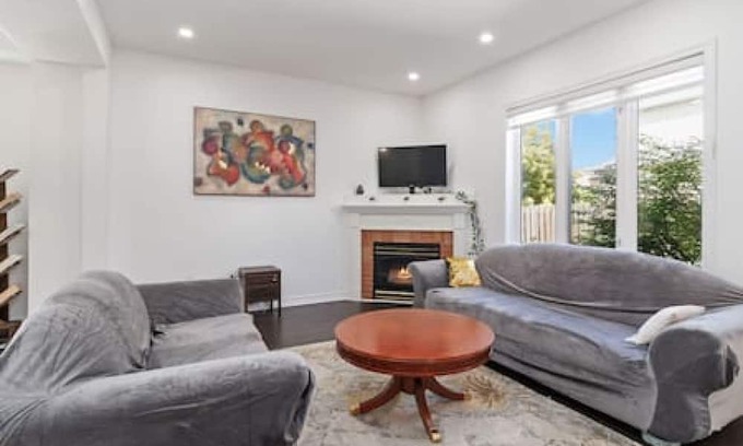 Brampton House | Brampton Retreat with Basement