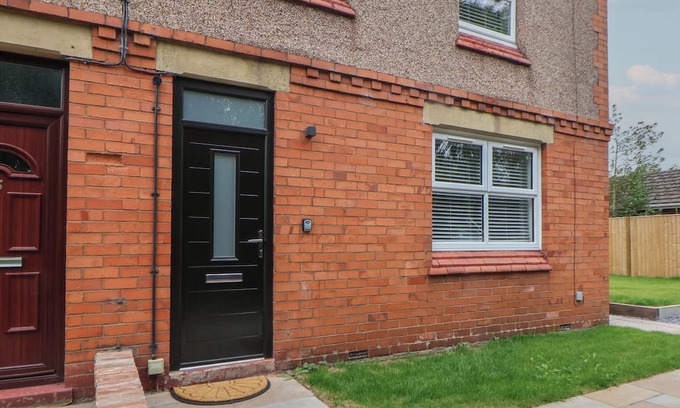 Flint Cottage | 5 MARSH LANE, pet friendly, with open fire in Flint