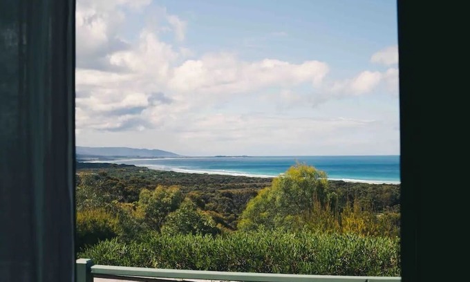 Bicheno Cabin | Panorama Cabin - a cosy shack and an epic view (A)