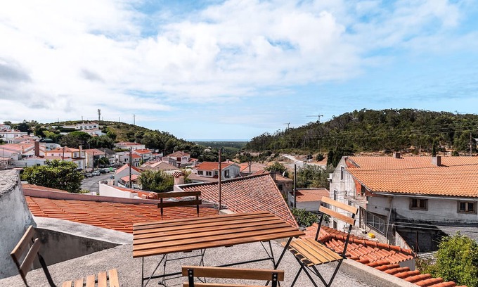 Malveira da Serra House | Holiday Home 'Between Mountain and Sea' with Mountain View, Private Terrace and Wi-Fi