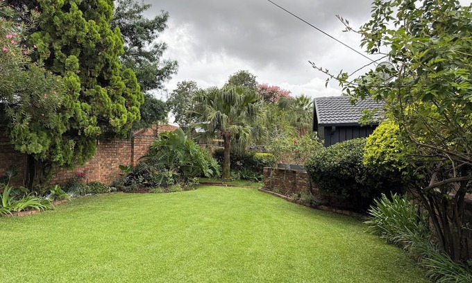 Moreleta Park House | Gorgeous cozy Modern interior 5-bed guesthouse with AC, pool, sauna in Pretoria