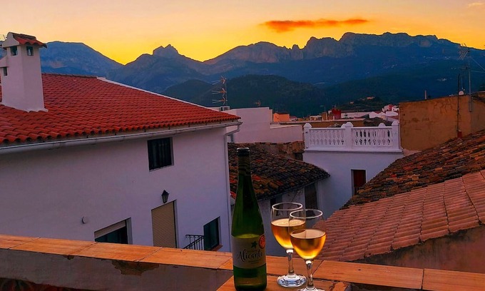 Callosa d' En Sarria House | Yellow House with WiFi and Air Conditioning