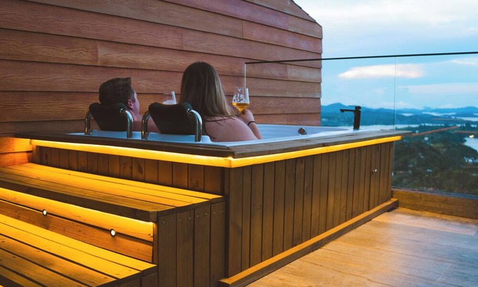 El Penol Condo | El Peñol - Guatape Romantic CondonPrivate Jacuzzi with a view of La Piedra