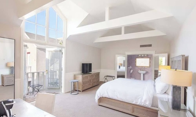 Santa Rosa Hotel | Fun-Filled Stay in Santa Rosa – Junior Suite Near Hiking, Wine Tasting + Dining