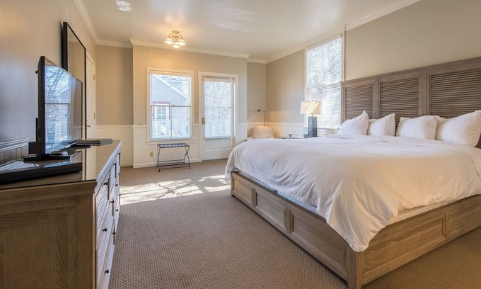 Santa Rosa Hotel | Gorgeous 2 King Room Steps from Santa Rosa Restaurants, Cafés + Shopping Fun
