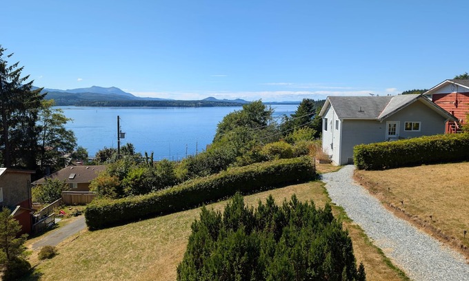 Alert Bay Apartment | The Founder's Vista Suite, Spacious, Panoramic Ocean Views