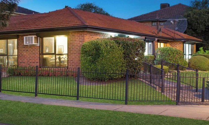 Mill Park House | Cozy House 3BD/2BR in Mill ParknDirectly across the road from shopping centre