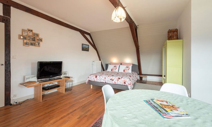 Lagarde Bed & Breakfast | Guest Room 'Chambre Marie-Jo' with Mountain View, Shared Terrace and Wi-Fi