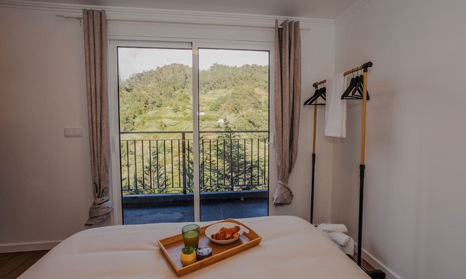 Santana Apartment | Studio 'Green Shelter - Guest House' with Mountain View, Wi-Fi and Air Conditioning