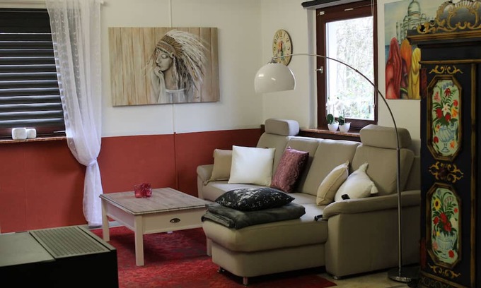 Herbstein House | Holiday Home 'Kleines Landhaus' with Private Garden and Wi-Fi
