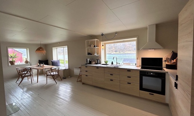 Flakstad House | tnCasa Lofoten privat and quiet with beach