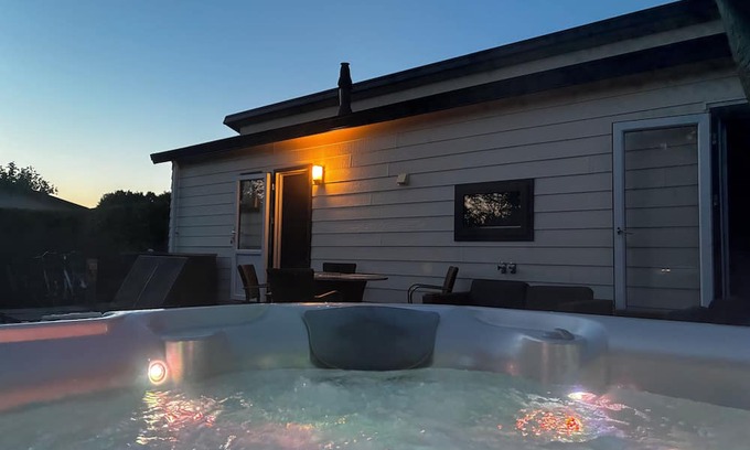 Heetveld Ski Chalet | Luxury Holiday Chalet 1-4 persons with Private Jacuzzi, Private Sauna and Sun Shower.