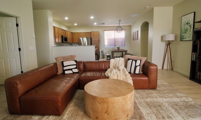 Waddell House | Charming 3-bedroom house with office, pool and gym in beautiful Waddell