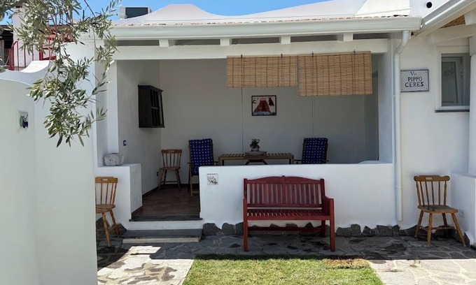 Vulcano Porto Villa | In the 'navel of the Mediterranean, between sea sun and wind, you do everything on foot.