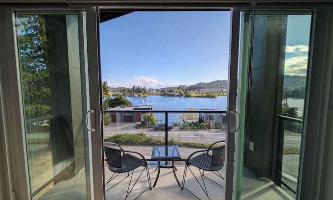Langford House | Contemporary 3 bedroom retreat near Langford Lake, sleeps 6 guests, 2 full baths