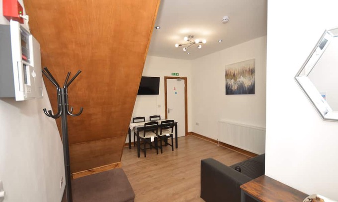 West Bromwich House | Entire Home in West Bromwich, Near Birmingham, West Midlands