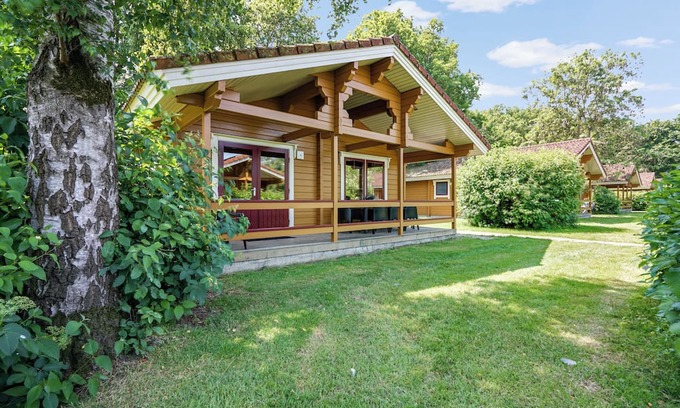 Gramsbergen House | Comfort+ 6-person bungalow with veranda, dishwasher, washing machine and central location at holiday park ’t Hooge Holt near Gramsbergen.