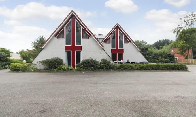 Gramsbergen House | Spacious 16-person group house with 6 bedrooms, 2 bathrooms, large kitchen and garden at park ’t Hooge Holt near Gramsbergen.