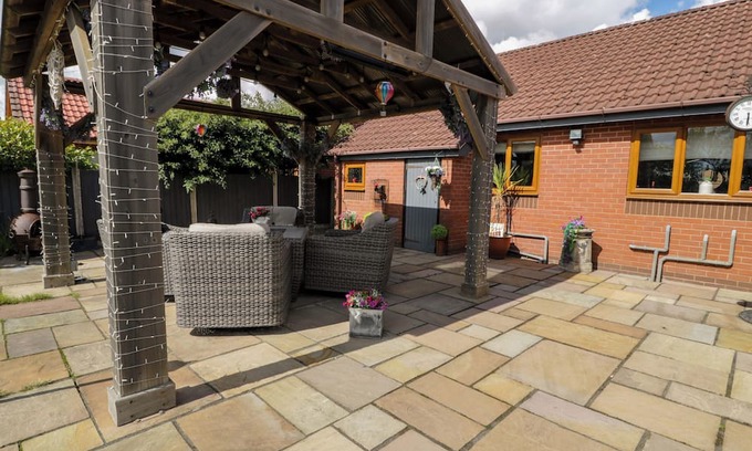 Acrefair Cottage | PENTRE COUNTRY STUDIO, pet friendly, with hot tub in Chirk