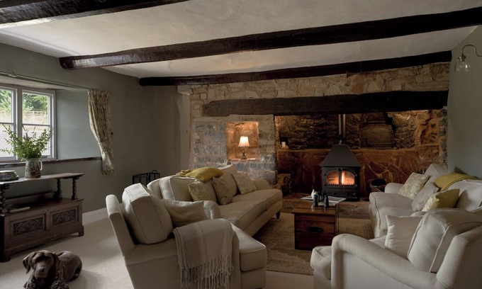 Bampton Cottage | HOLWELL FARMHOUSE, pet friendly, with hot tub in Bampton, Devon