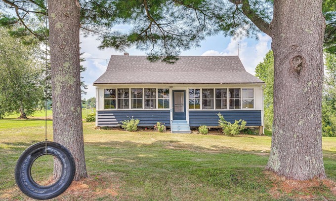 Beebe Plain Cabin | < 1 Mi to Lake: Mtn-View Cabin w/Porch in Newport