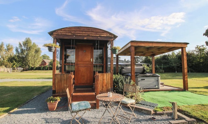 Longford Cottage | SHARON'S SHEPHERD HUT, pet friendly, with hot tub in Knockin