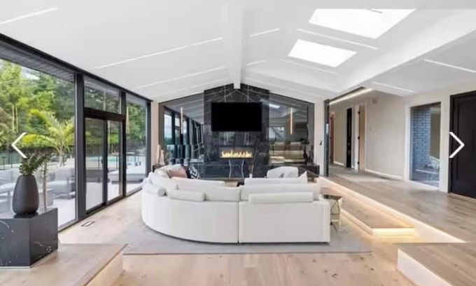 Burlington House | Modern Luxury Private Oasis on the Escarpment in Burlington. Mins from the Lake!