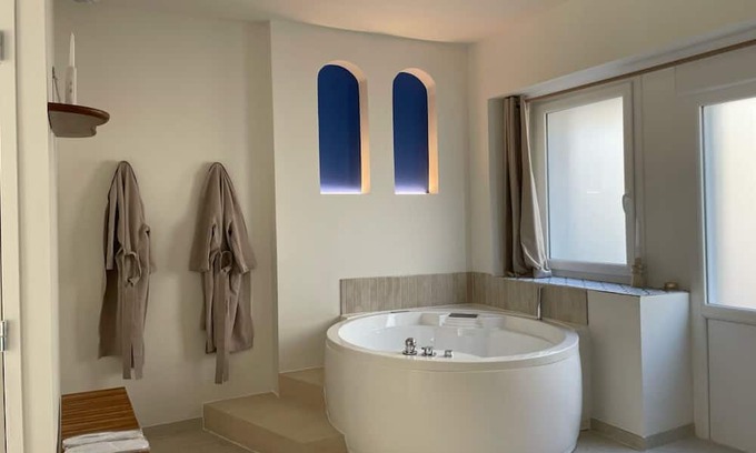 Saint-Georges-de-Reintembault House | Cosy Mediterranean-style spa and cinema 25 minutes from Mont-Saint-Michel