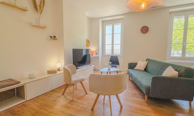 Pauillac Apartment | Pauillac côté confort - 2 rooms facing the Gironde