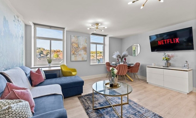 Healey Lane Apartment | 30% off! Sleek Apartment - 10 Minutes From Leeds