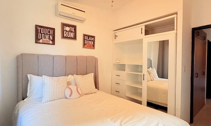 Ticuantepe House | Charming 3-bedroom Black & White house in peaceful Ticuantepe with AC