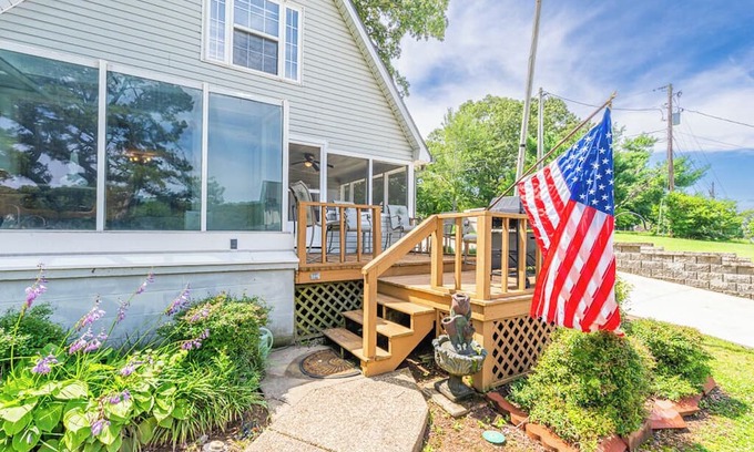 Muscle Shoals House | Cute renovated home 10 min to RTJ Golf. Pet Friendly and has Water trampoline.