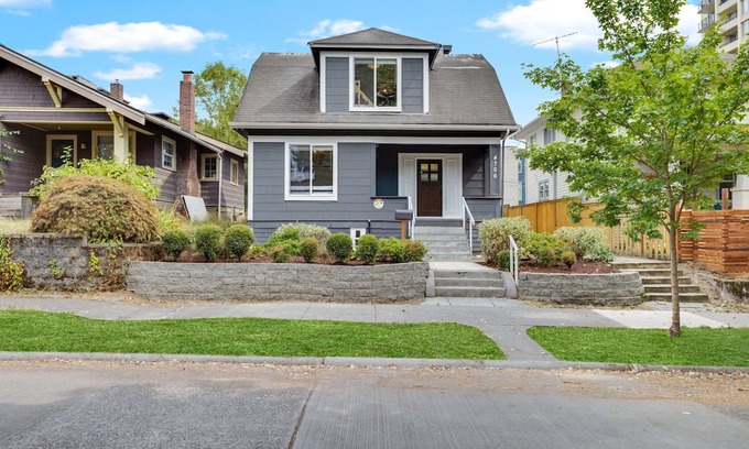University District House | Entire Upgraded Historical House 7-bedroom 6 bathroom in U District with AC