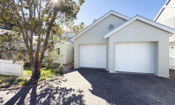 Plettenberg Bay House | Stylish 4BR Haven w Golf Course Views by the Sea