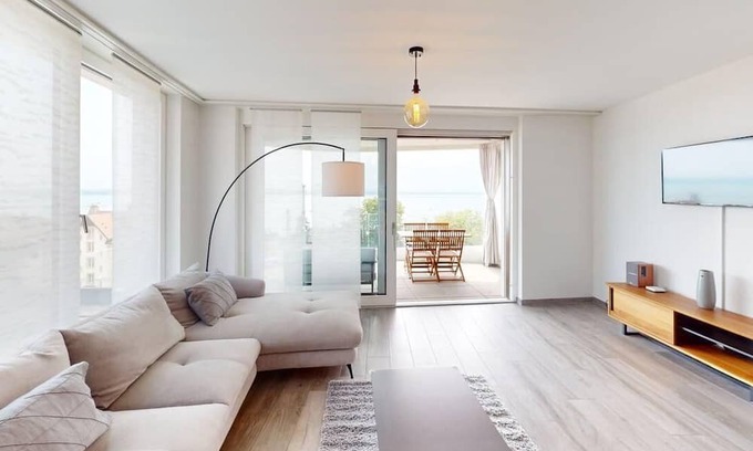 Neuchatel Apartment | Bright & Spacious 2-bed Apartment - with Balcony & Lake View!