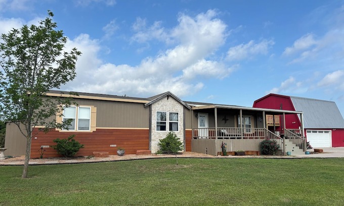 Navarro County House | Spacious 3BR Home + Barn Theater in the Country Between Dallas & Houston