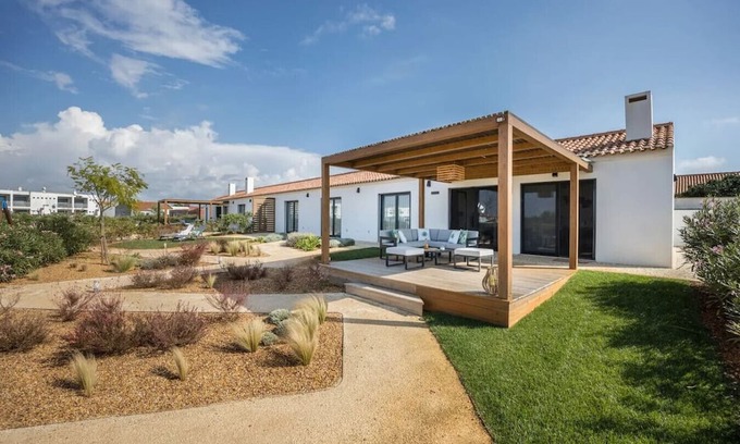 Rogil Apartment | Cosy & Calm Rosemary Retreat in Rogil