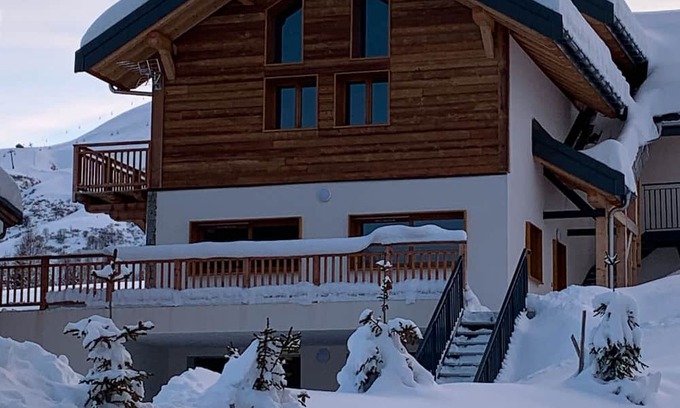 La Toussuire Ski Chalet | Chalet 'Germain Ski Lodge' with Balcony and Wi-Fi
