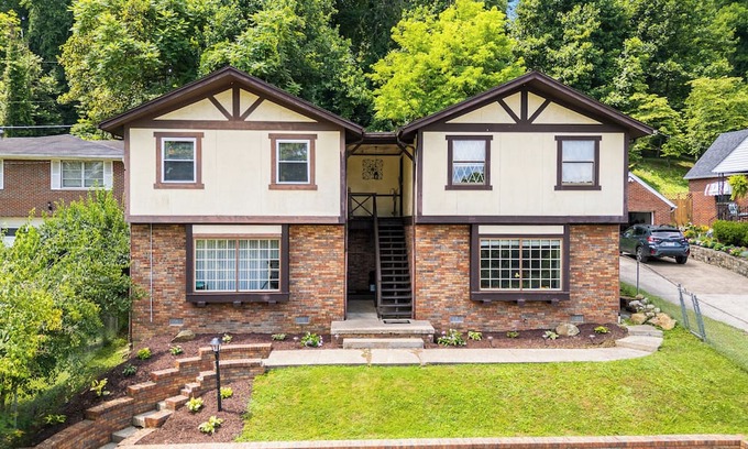 Shoals Apartment | CLEAN 2-bedroom cozy apartment Huntington. Spacious and accomodating!