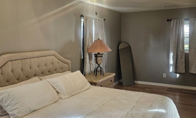 Salem House | Charming Salem Getaway – Comfortable, Convenient, and Close to It All