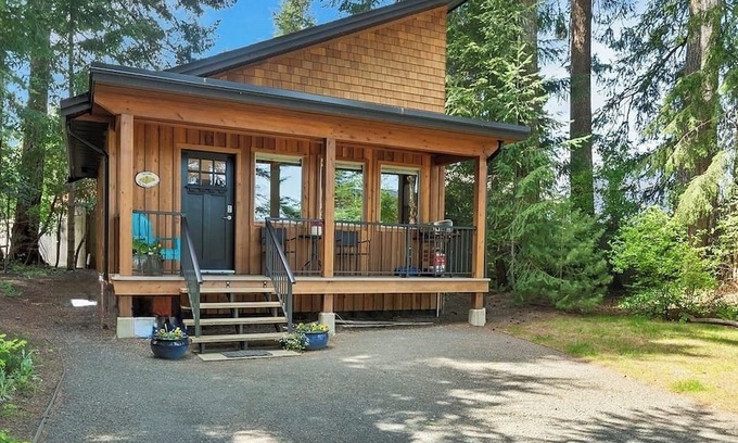 Campbell River House | The Grove Guest House~nNestled in a private and natural treed setting