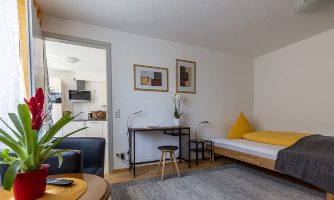 Stuhlinger Old Town Apartment | Apartment 'Topas' with Wi-Fi