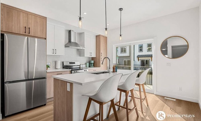 Springbank Hill Apartment | Designer-Inspired Home » King Bed » Garage » AC