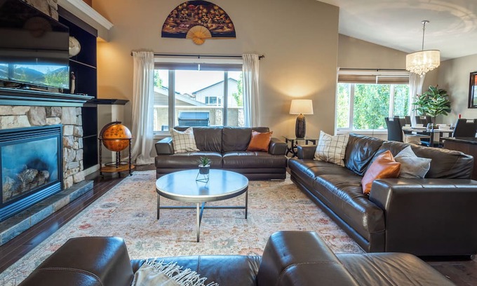 South Lethbridge House | Modern Comfort, cozy family home for work & leisure in the luxurious Southside