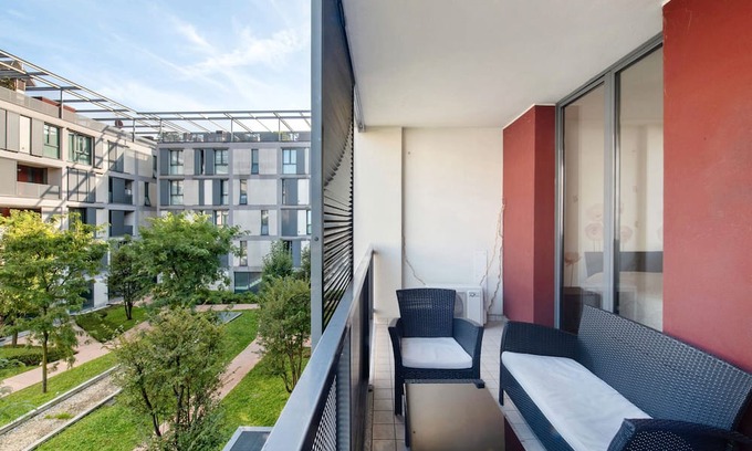Albate Apartment | Apartment 'Easy Como Stay Con Parcheggio' with Shared Terrace, Wi-Fi and Air Conditioning